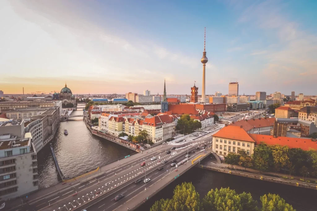 Berliner Skyline mit Fernsehturm und Internetverbindung