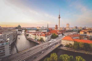Berliner Skyline mit Fernsehturm und Internetverbindung