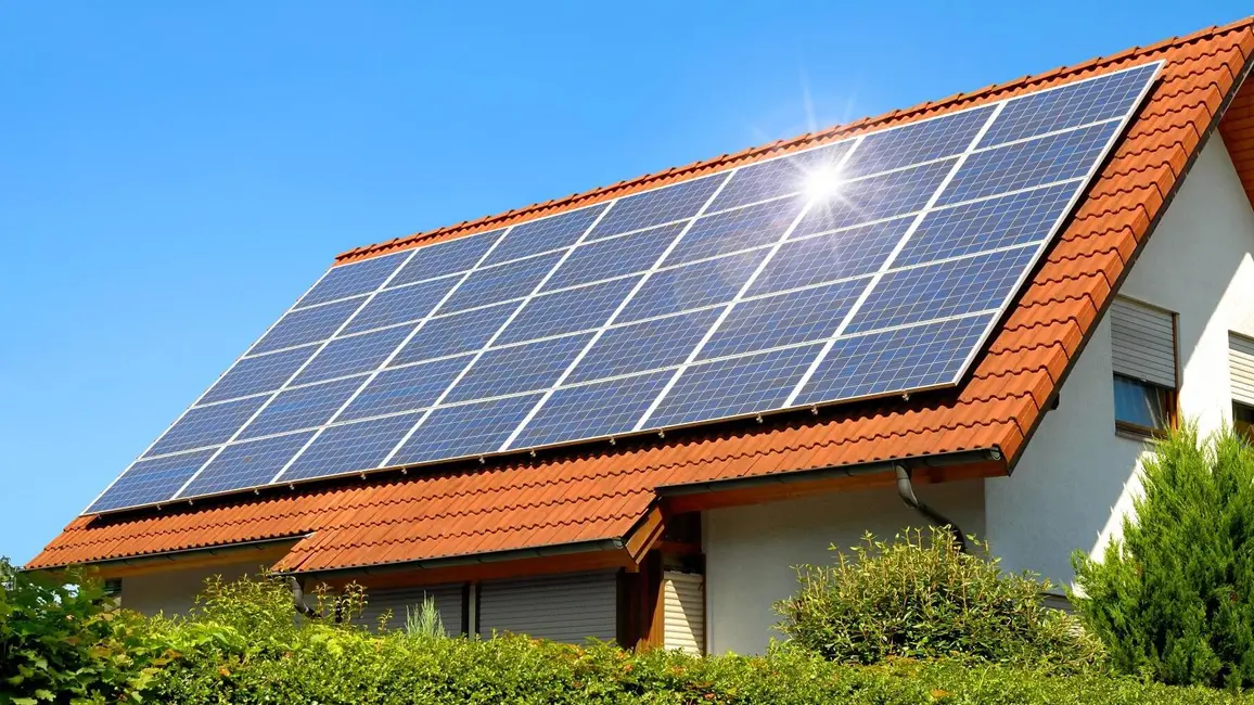 Moderne Solaranlage auf Hausdach zur Gewinnung von Solarenergie